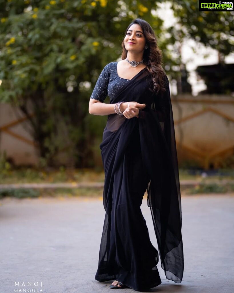 Bhanu Sri Mehra Instagram - 🖤 Wearing: @kalpana_vogeti 📷: @manoj_gangula #tollywoodactress #inblacksaree #love #bhanusree🔥❤