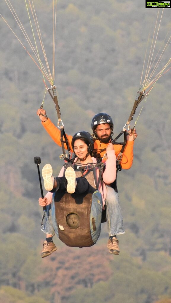 Bhanushree Mehra Instagram - WHAT a thrilling experience gliding through the skies of Bir Billing ( Himachal Pradesh) !! The feeling cannot be put into words but I think it’s safe to say that I have finally overcome my fear of heights 👏🏻 Thank you @justwravel for this incredible time. Hoping for more adventures with you 🪂 . . . . . . . #birparagliding #birbillingdiaries #paragliding #adventure #birbilling