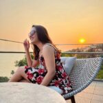 Catherine Tresa Instagram - Sky is putting up a show for me ❤️💫 #goasunsetsarethebest #mondaymood #goldenhourgirl☀️☀️ #mebeingme Captured by @venkatbattula1
