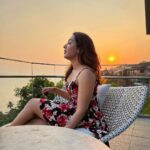 Catherine Tresa Instagram - Sky is putting up a show for me ❤️💫 #goasunsetsarethebest #mondaymood #goldenhourgirl☀️☀️ #mebeingme Captured by @venkatbattula1