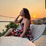 Catherine Tresa Instagram - Sky is putting up a show for me ❤️💫 #goasunsetsarethebest #mondaymood #goldenhourgirl☀️☀️ #mebeingme Captured by @venkatbattula1