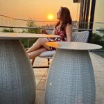 Catherine Tresa Instagram - Sky is putting up a show for me ❤️💫 #goasunsetsarethebest #mondaymood #goldenhourgirl☀️☀️ #mebeingme Captured by @venkatbattula1