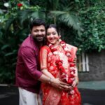 Chandra Lakshman Instagram - We are making memories as we gear up to welcome our little one soon..So my amazingly cute family and lovely friends organised a traditional Valaikappu for me..Smiles and love engulfed our home as we celebrated this beautiful phase in my life as a woman..❤️🤗😍🧿 Greatful for our Parents and their blessings and unconditional love.. Special hugs to my Toshetan for making me a mother..😘😘🧿 📸 @anijajalan_stories Jewellery courtesy @parakkatweddings Saree by @naytaindia @tosh.christy @lakshmanmalathy @linutoj_kvl @toj_christy @tishabiju3 @rashmi_jayagopal @anunairofficial #moongirl #lifeisbeautiful #blessed #love #momtobe #dadtobe #valaikappu Kochi, India