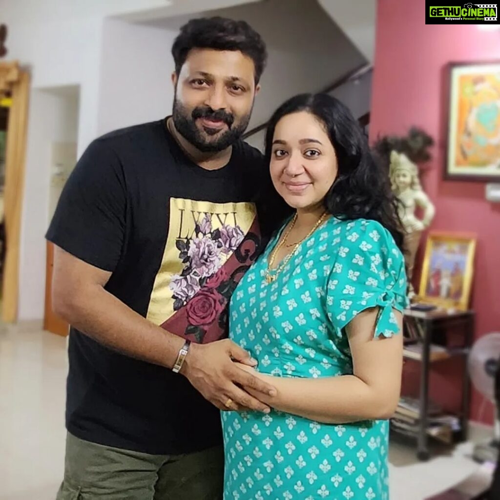 Chandra Lakshman Instagram - The post partum recovery mode Mamma face..✨👶 powered by Daada,our parents and family🔮🧿 Pretty comfort maternity wear from @paraiso_comfortwears #moongirl #blessed #newmom #postpartum #strongasever #babyboy #thefunstartshere Kochi, India