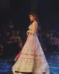 Chitrangada Singh Instagram - Such a dazzling night with the @neerusindia winter collection .. 
loved wearing this gorgeous completely handwoven Swarovski crystals bridal lehenga ..🌟💫 💛
.
.
Makeup by @sadhnasingh1 
Hair by @hairbyrajabali
Photographer: @vipulmathurphotography