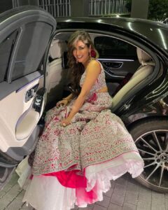 Chitrangada Singh Instagram - Such a dazzling night with the @neerusindia winter collection .. 
loved wearing this gorgeous completely handwoven Swarovski crystals bridal lehenga ..🌟💫 💛
.
.
Makeup by @sadhnasingh1 
Hair by @hairbyrajabali
Photographer: @vipulmathurphotography