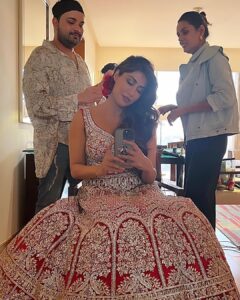 Chitrangada Singh Instagram - Such a dazzling night with the @neerusindia winter collection .. 
loved wearing this gorgeous completely handwoven Swarovski crystals bridal lehenga ..🌟💫 💛
.
.
Makeup by @sadhnasingh1 
Hair by @hairbyrajabali
Photographer: @vipulmathurphotography