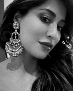 Chitrangada Singh Instagram - Such a dazzling night with the @neerusindia winter collection .. 
loved wearing this gorgeous completely handwoven Swarovski crystals bridal lehenga ..🌟💫 💛
.
.
Makeup by @sadhnasingh1 
Hair by @hairbyrajabali
Photographer: @vipulmathurphotography