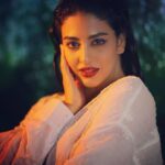 Daksha Nagarkar Instagram - Wabi-Sabi...👑 #dakshanagarkar #loveher #happy #beautytips #edits #edit #editing #perfect #perfection #perfeita #beautiful #girl #caption #sierra #wabi #sabiduria #see #gold #flip #shades #instagram #insta #love #photooftheday #instagood #nofilter #tbt #igers #picoftheday #nature