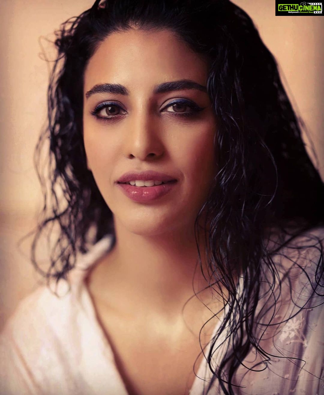 Daksha Nagarkar Instagram - Be the vibe that your own heart is craving for👑 #dakshanagarkar #love #light #lightroom #fresh #freshness #glam #hair #studio #happy #instabeauty #instaartist #instahair #styleblogger #stylish #unedited #just #memesdaily #my #goodvibes #positivity #hardwork #hard #lady #fashiongram #tweegram #inspo #photooftheday #pictureoftheday #picoftheday
