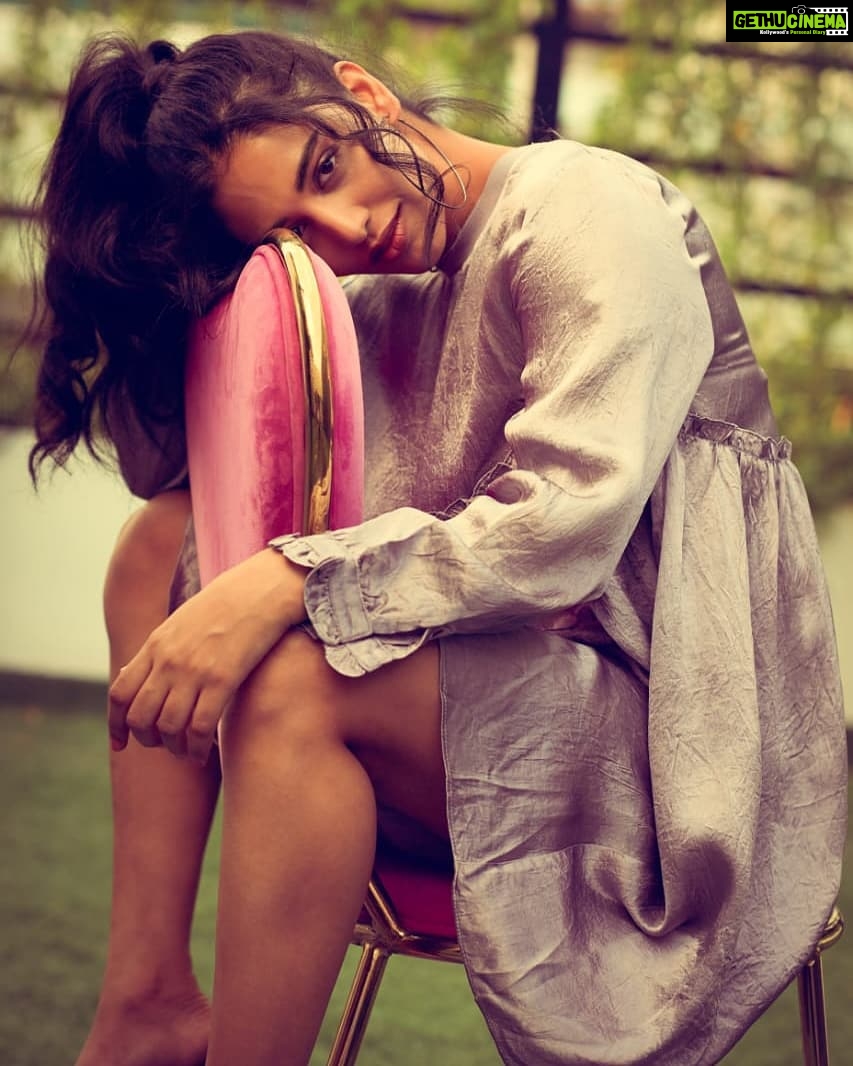Daksha Nagarkar Instagram - For @reverie.india @shahriyar_adil congratulations... Pc: @rakeshvishwanath I like the post work😉 #happy #loveyourself #love #fun #dakshanagarkar #daksha #insta #instadaily #instamood #instagram #instafashion #photooftheday