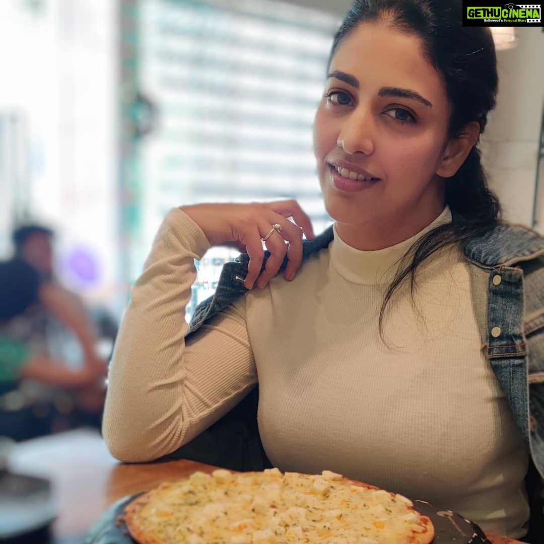 Daksha Nagarkar Instagram - My life, movies and pizzas.... Swipe because I couldn't decide on one, you tell me which one is better and btw happppppppppyyyyyyyyyyyyy new year everyone.... #dakshanagarkar #food #foodporn #foodstagram #love #happy #happynewyear2020 #insta #photography #photooftheday #happiness #instafollow #foodlover #soulfood #memes Madeira Oysterbar & pizza