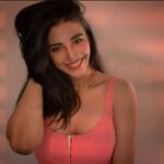 Daksha Nagarkar Instagram - All smiles, bringing in Monday sunshine🌸🌼💮 #dakshanagarkarhot #dakshanagarkar #newpost #monday #mondaymood #smiles #update #newlook #smiley #happy #selfworthmovement #love #smilemore #worry #nomor #india #sunshine #prettygirls #pink #cake #gorgeoushair #headandshoulders #dovehair #tvc#advertisement #youtube #girlswholikegirls #swagger