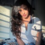 Daksha Nagarkar Instagram - LIVIN’ IN THE SUN shine✨ Viviendo bajo el sol #dakshanagarkar #sunshine #love #shadows #living #alive #selfpotrait #photography #instagood #instagram #shotoniphone