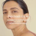 Deepika Padukone Instagram - Patchouli Glow SPF 40 PA+++ is an extremely unique formulation and one of my absolute favourites. Here’s how I use it along with a little pro tip. Shop Patchouli Glow SPF 40 PA+++ exclusively on 82e.com. #82e #PatchouliGlow #Patchouli #ClinicallyTestedSkincare #Sunscreen #SunscreenDrops #SPF #Skincare #SkincareIndia #SelfCare
