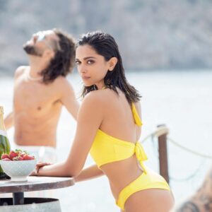 Deepika Padukone Instagram - #BesharamRang out on 12th December at 11 AM.

Stay Tuned!
