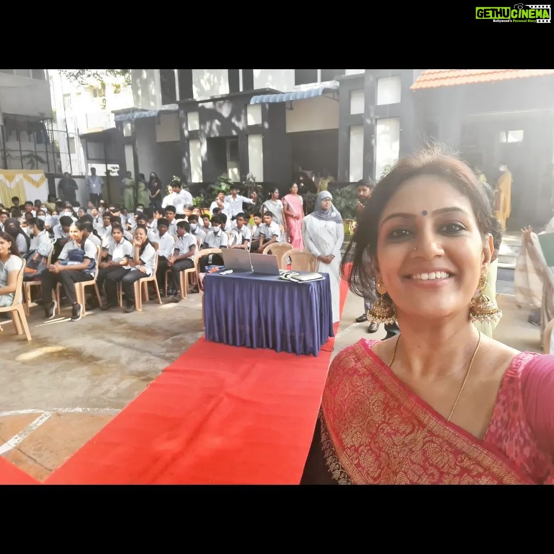 Devadarshini Instagram - It's always lovely to be among students ❤️ That too Sherwood Hall Senior Secondary School.. celebrating EUPHORIA with them.. the cultural event Kickstarted by @niyathikadambi._ when she was the cultural secretary there.. thank you Sherwood for being a second home to my daughter...