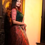 Dharsha Gupta Instagram – 💗💚உன்னை வெறுபவர்களுக்கு உன் புன்னகையால் பதிலளி💚💗
Costume- @ekantastudio
Pic- @evidencemaker
