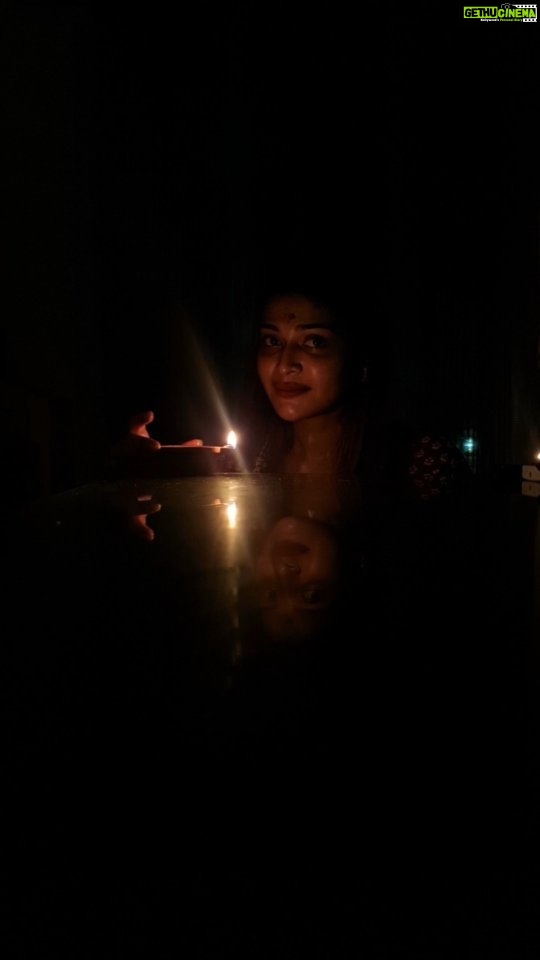Dharsha Gupta Instagram - 🪔தீமையின் இருள் நீங்கி உங்க வாழ்வில் நன்மையின் ஒளி வீசட்டும்… இனிய கார்த்திகை தீபம்🪔
