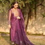 Dia Mirza Instagram - One of the many privileges is the opportunity to share the story of Indian handcraft and textile. For the @jashnerekhtaofficial ‘Rang Baatein’ in Delhi recently i wore this beautiful outfit by @tillabyaratrikdevvarman. ‘THE VINTAGE PROJECT’ uses heirloom embroideries from Kutch and Sindh and repurposes them as one-of-a-kind kurtas and jackets. The yoke of this kurta features Mukka embroidery from Sindh, which is a traditional folk embroidery where gold and silver yarn are plyed and coiled into circular designs that follow a loose geometry. The metallic yarns are couched to the base with red thread and further layered with copper Nakshi and beads. Celebrating our rich legacy of stories, poetry, art and culture that is so nuanced and intricate just like the handwork on this outfit 💜 Styled by @theiatekchandaney Mojris @fizzygoblet Handcrafted jewellery by @shopziddi Hair by @karanrai001 Make Up by @kiran_chhetri92 Managed by @shruti8711 @exceedentertainment Photos by @Sanjib_nex @Happystillz_photography Jashn e Rekhta