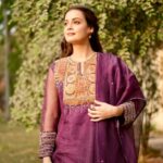 Dia Mirza Instagram - One of the many privileges is the opportunity to share the story of Indian handcraft and textile. For the @jashnerekhtaofficial ‘Rang Baatein’ in Delhi recently i wore this beautiful outfit by @tillabyaratrikdevvarman. ‘THE VINTAGE PROJECT’ uses heirloom embroideries from Kutch and Sindh and repurposes them as one-of-a-kind kurtas and jackets. The yoke of this kurta features Mukka embroidery from Sindh, which is a traditional folk embroidery where gold and silver yarn are plyed and coiled into circular designs that follow a loose geometry. The metallic yarns are couched to the base with red thread and further layered with copper Nakshi and beads. Celebrating our rich legacy of stories, poetry, art and culture that is so nuanced and intricate just like the handwork on this outfit 💜 Styled by @theiatekchandaney Mojris @fizzygoblet Handcrafted jewellery by @shopziddi Hair by @karanrai001 Make Up by @kiran_chhetri92 Managed by @shruti8711 @exceedentertainment Photos by @Sanjib_nex @Happystillz_photography Jashn e Rekhta