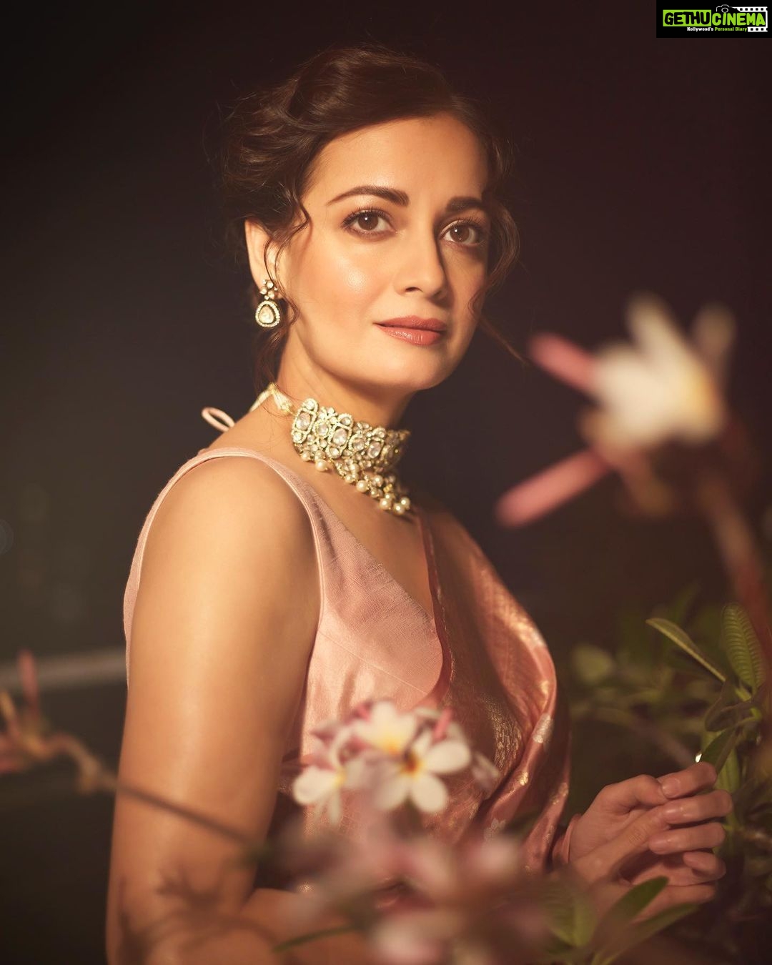Dia Mirza Instagram - Awards night in my dearest @anitadongre saree and jewellery πππ» #ScreenXAwards #BestActorShortFilm #Gray Congratulations team @yuvaaoriginals @weareyuvaa @tanejamainhoon @sakshirg @puneetruparel @amazonminitv @shreyadhan13 @_slowcheeta_ ππΌπβ¨π― HMU @shraddhamishra8 Styled by @theiatekchandaney Photos by @shivamguptaphotography India