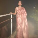 Dia Mirza Instagram - Awards night in my dearest @anitadongre saree and jewellery 💕🙏🏻 #ScreenXAwards #BestActorShortFilm #Gray Congratulations team @yuvaaoriginals @weareyuvaa @tanejamainhoon @sakshirg @puneetruparel @amazonminitv @shreyadhan13 @_slowcheeta_ 🙌🏼🌈✨🐯 HMU @shraddhamishra8 Styled by @theiatekchandaney Photos by @shivamguptaphotography India