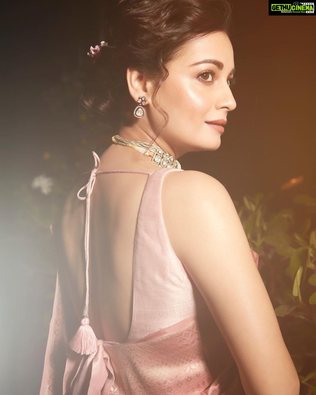 Dia Mirza Instagram - Awards night in my dearest @anitadongre saree and jewellery πππ» #ScreenXAwards #BestActorShortFilm #Gray Congratulations team @yuvaaoriginals @weareyuvaa @tanejamainhoon @sakshirg @puneetruparel @amazonminitv @shreyadhan13 @_slowcheeta_ ππΌπβ¨π― HMU @shraddhamishra8 Styled by @theiatekchandaney Photos by @shivamguptaphotography India