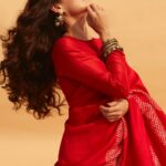 Dia Mirza Instagram - Dhua chata gagan mera ❤️ #Workmode in @studio_medium saree and @silverstreakstore jewellery 🌹 Styled by @theiatekchandaney MUH by @shraddhamishra8 Photos by @shivamguptaphotography Managed by @exceedentertainment @shruti8711