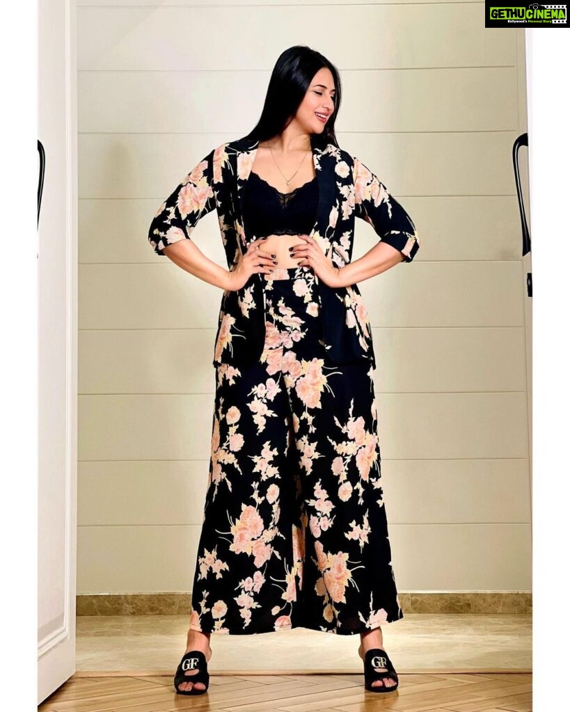 Divyanka Tripathi Instagram - 🖤 @stylebysugandhasood @teamsugandhasood @poshaffair.co @styleitupwithmicheala