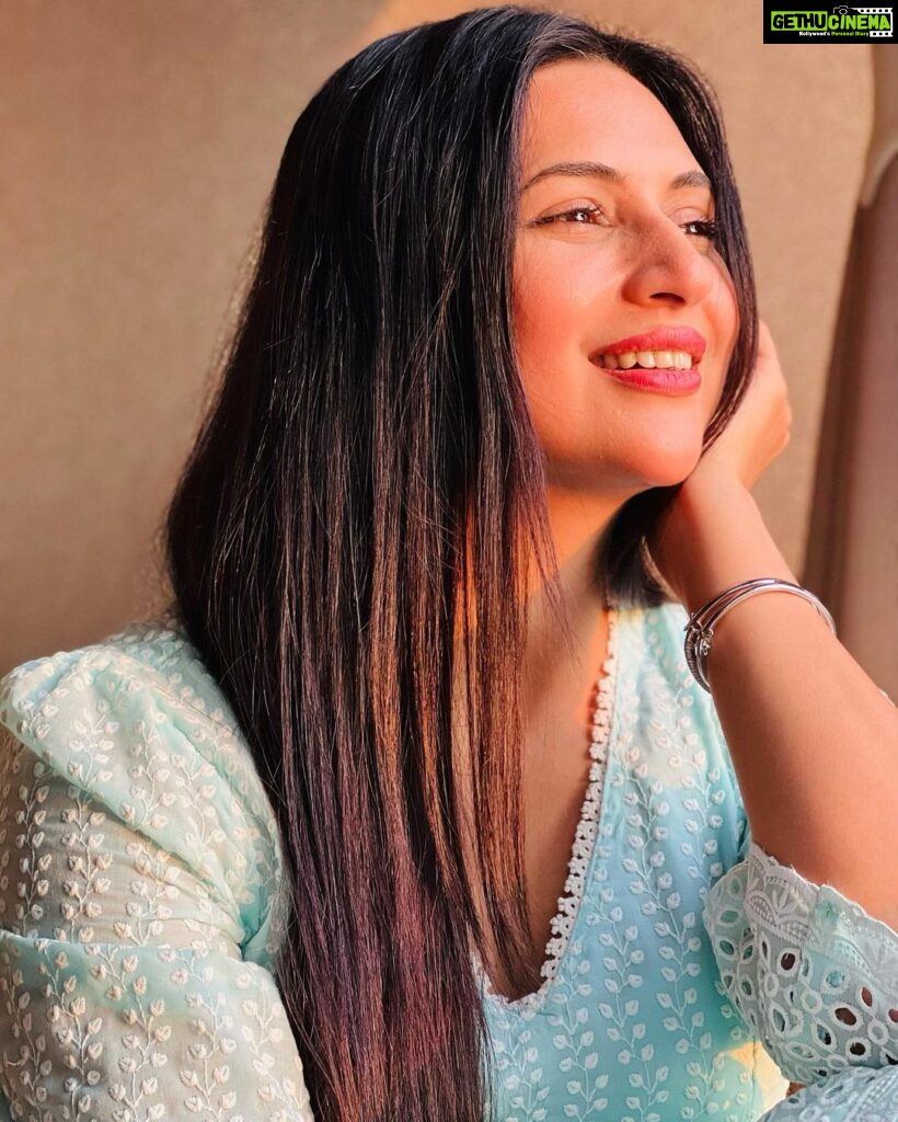 Divyanka Tripathi Instagram - ✨Golden hour ✨ @stylebysugandhasood @fashiondwar @manalirawat