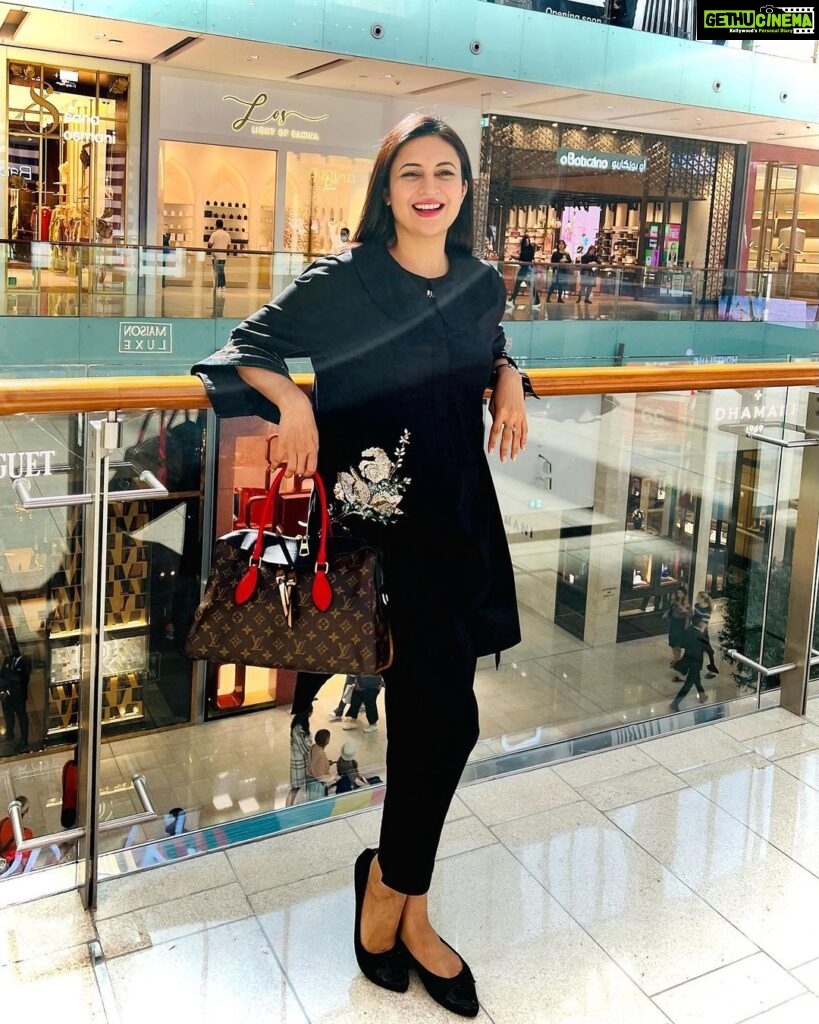Divyanka Tripathi Instagram - Doing what they say girls do the best & I practically struggle with- Shopping! 🫣 #NotSoShopaholic @ekdhaaga.ed @stylebysugandhasood @styleitupwithmicheala