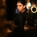 Dushara Vijayan Instagram – So deeply honoured to have received the OTTplay Awards 2022 as the Emerging OTT star female for SARPATTA PARAMBARAI ✨
.
.
.
Shot by : @shivamguptaphotography 
Makeup Artist : @makeupbyanighajain 
Hairstylist : @hairbyradhika 
Accessories : @renasci.in