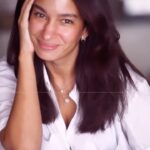 Elena Roxana Maria Fernandes Instagram - Me being me 📽 @sagnik_ganguly_photography #day #smile #happiness #natural #smile #happy #love #skincare #reels #reelitfeelit #reelkarofeelkaro