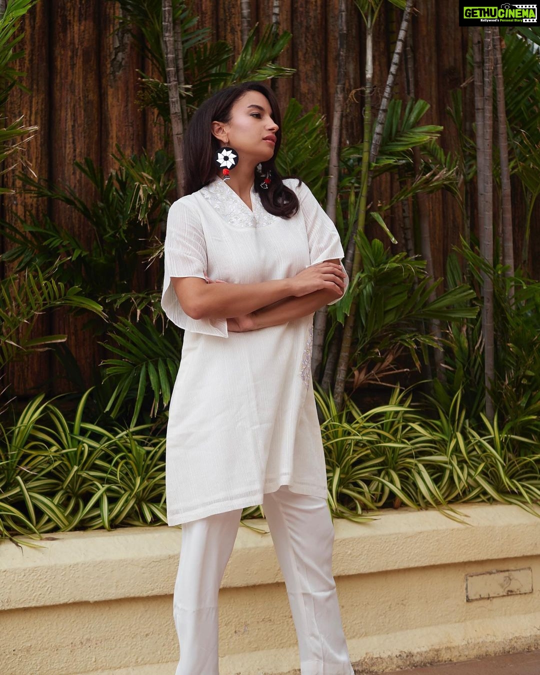 Elena Roxana Maria Fernandes Instagram – Shine like the whole universe ...