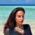 Elena Roxana Maria Fernandes Instagram - Endless blues. 📸 @titanofthesea 👗 @priakataariapuri 💍 Umesh Jivnani #UmeshJivnani #endless #blues #blue #sun #sea #sand #maldives #ocean #beach #beachday #traveldiaries #travel #travelandslay #shoot #natural #fun #seascape #black #body #bodypositivity #ootd #outfitoftheday Maldives