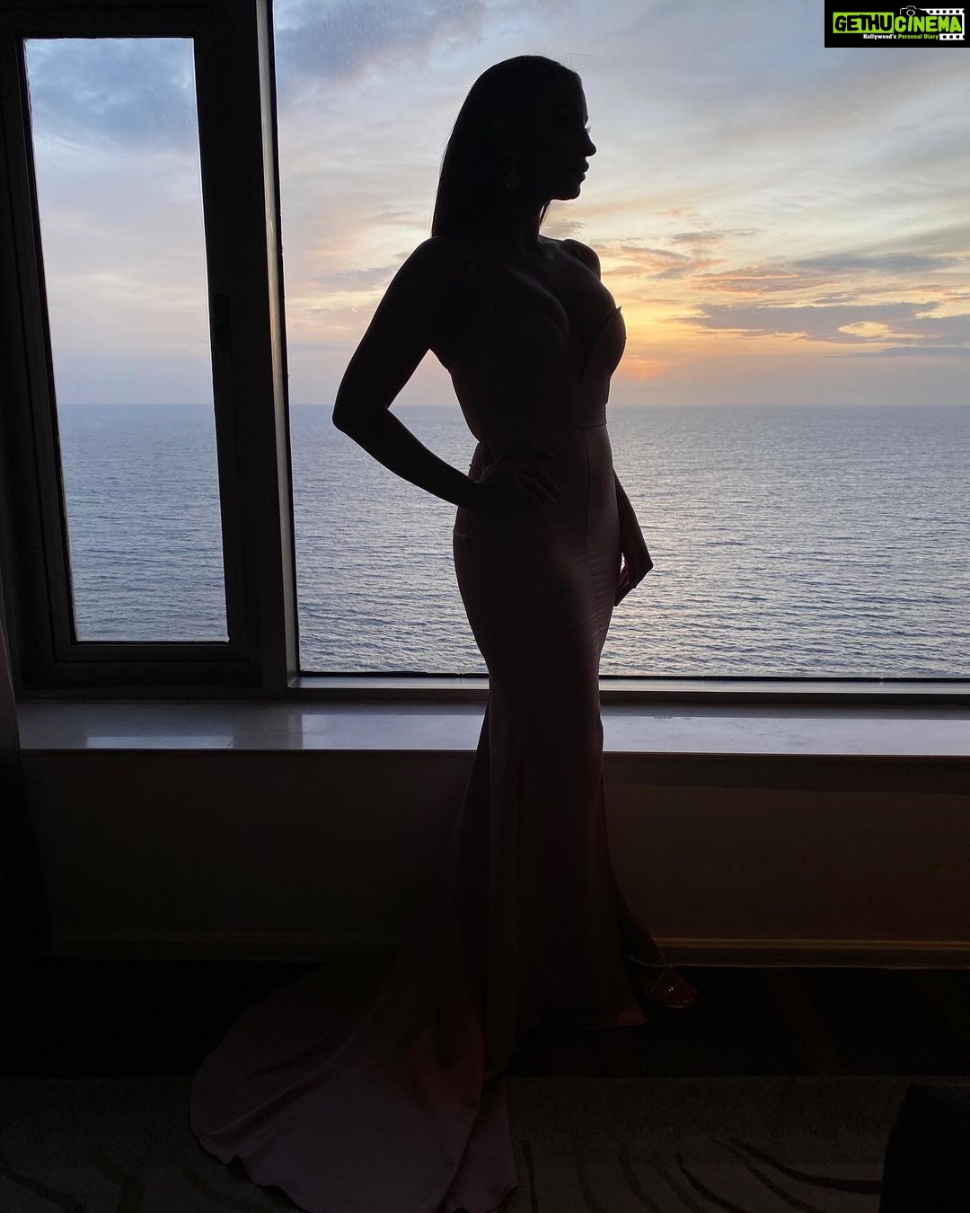 Elena Roxana Maria Fernandes Instagram - You may say I am a dreamer. . . . . Outfit: @laxmikrishnaofficial Make-up: @neerajnavare Styling: @tiara_gal @akansha.27 . . . #dreamer #sunset #dusk #silhouette #mumbai #shoot #beauty #glam #glow #outfit #outfitoftheday #ootd #shine #slay #love #body #bodypositivity #shootdiaries Taj Lands End, Mumbai