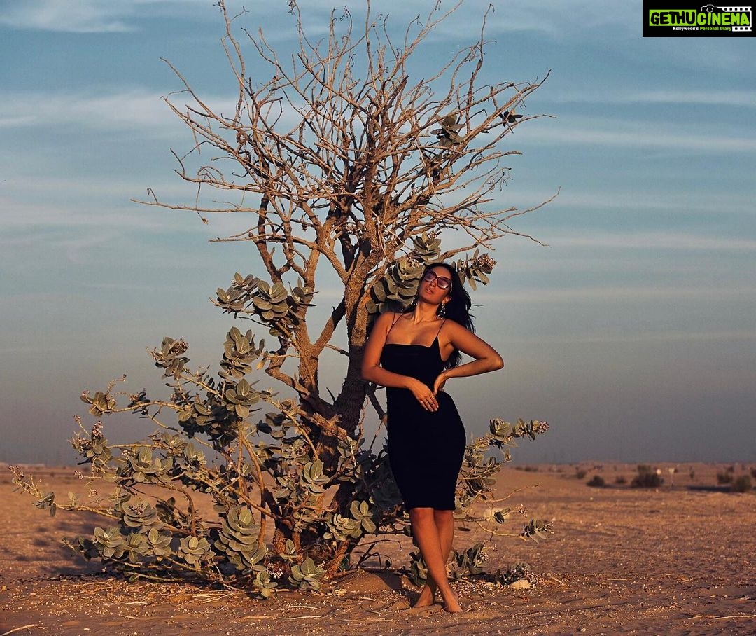 Elena Roxana Maria Fernandes Instagram - Strike a pose! . . . @fotomanipulationz @goodsagency @ohpolly @ohpollyhelp . . #pose #sun #sand #black #travel #traveldiaries #desert #blackandhot #outfit #outfitoftheday #dress #curves #face #body #bodypositivity #skin #love #beauty #pretty #beautiful #glam #glow #shoot #shootdiaries