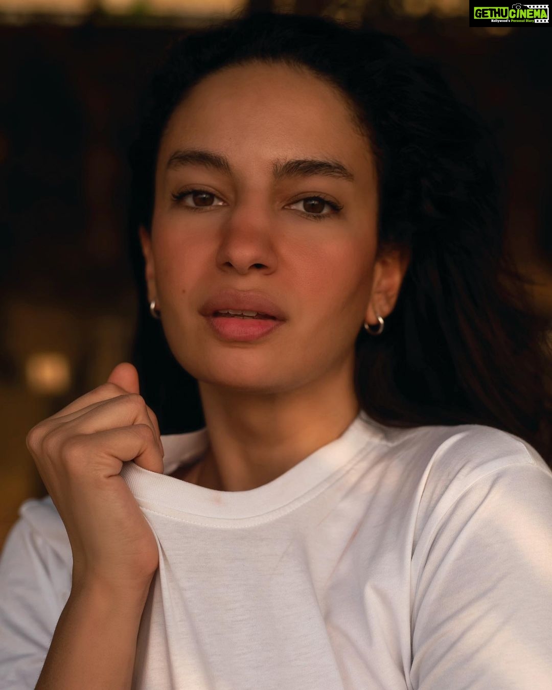 Elena Roxana Maria Fernandes Instagram – When it’s all black and white ...