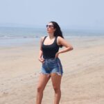 Elena Roxana Maria Fernandes Instagram - Sky above, sand below, peace within! . . . Sunglasses: @kaleoscollection @goodsagency Earrings: @bespokebymb . . . #sunshine #sun #sky #peace #outfit #ootd #outfitoftheday #beauty #beautiful #pretty #love #glow #glam #sunkissed #water #sea #travel #shoot #shootdiaries #beach #slay