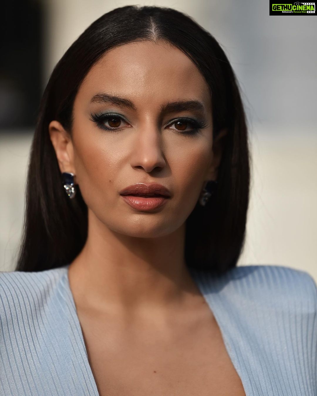 Elena Roxana Maria Fernandes Instagram - You caught me staring but I caught you staring back! Behind the scenes from the Worldwide Red Carpet premiere of the #SecretsofDumbledore @fantasticbeastsmovie! . . @warnerbrosuk @mediahouseldn Photographer: @davidnyanzi Makeup: @fatinhasadomua Dress: @alexandrevauthier @frontrowlondon Earrings: @umeshjivnani Beauty and hair details from the premiere: Hair: @hairbyelsa_ @dysonhair @dyson @lorealparis @lorealpro #lorealserum #lorealhairspray Brows: @anastasiabeverlyhills Foundation: @makeupforever HD Contour: @bennyemakeup Under Eye Highlighter: @tarteshapetape Lashes: @tatti_lashes Mascara: @armanibeauty Lipliner: @charlottetilbury in iconic nude Lipstick: @danessa_myricks lip palette . #outfit #stare #beauty #hair #glow #love #premiere #redcarpet #bts #behindthescenes #secretsofdumbledore #film #movie #beauty #glam #walk #shoot #excited #thrilled #like #shootdiaries #worldwideredcarpet