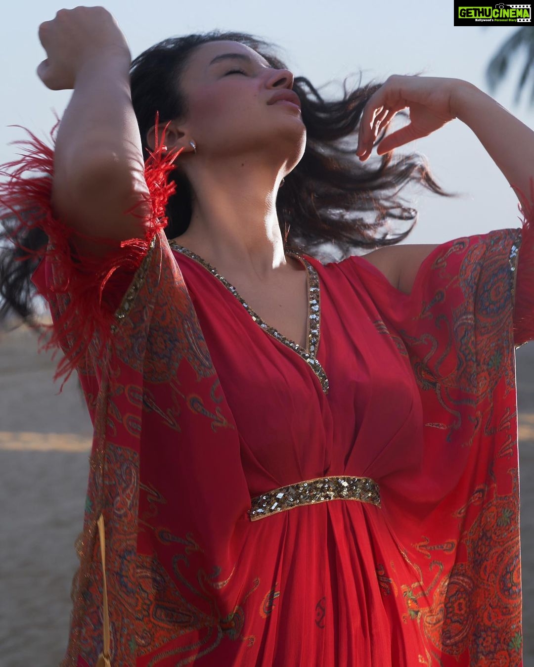 Elena Roxana Maria Fernandes Instagram - The only thing I am throwing back today is my hair!. . . . . . Photographer: @amynhoodaphotography Dress: @priakataariapuri Earrings: @bespokebymb . . #dress #hair #hairflip #outfit #face #pose #shoot #shootdiaries #shine #beauty #beautiful #love #pretty #hair #glam #glow #body #bodypositivity #looks #hotbod #travel #traveldiaries #outfit #ootd