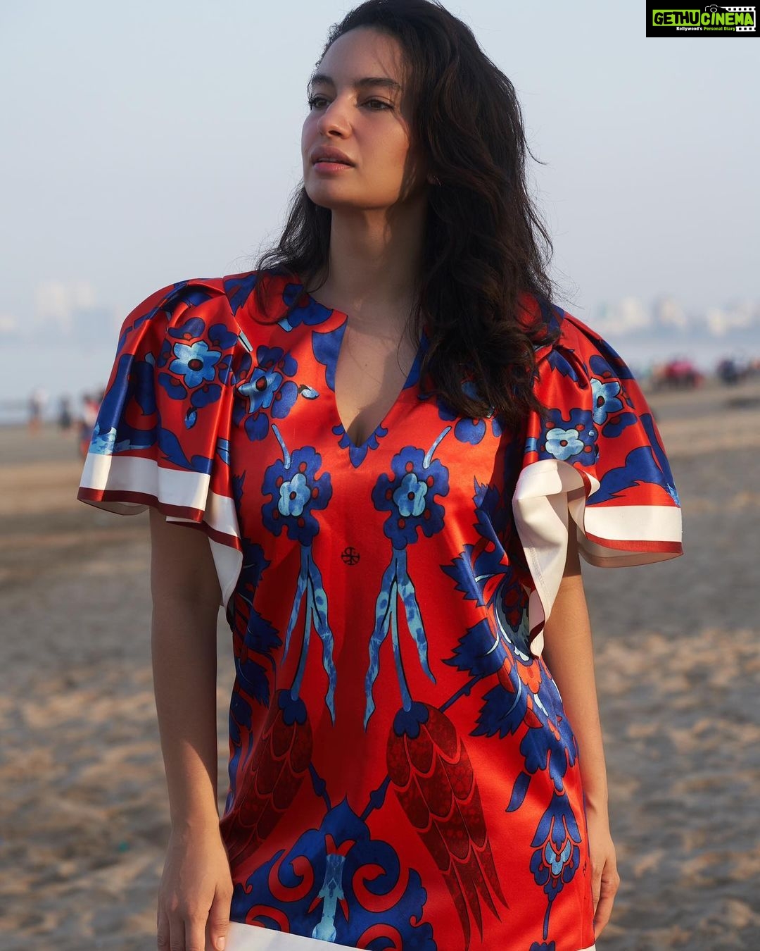 Elena Roxana Maria Fernandes Instagram - All dressed up and wondering ...