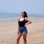 Elena Roxana Maria Fernandes Instagram - Sky above, sand below, peace within! . . . Sunglasses: @kaleoscollection @goodsagency Earrings: @bespokebymb . . . #sunshine #sun #sky #peace #outfit #ootd #outfitoftheday #beauty #beautiful #pretty #love #glow #glam #sunkissed #water #sea #travel #shoot #shootdiaries #beach #slay