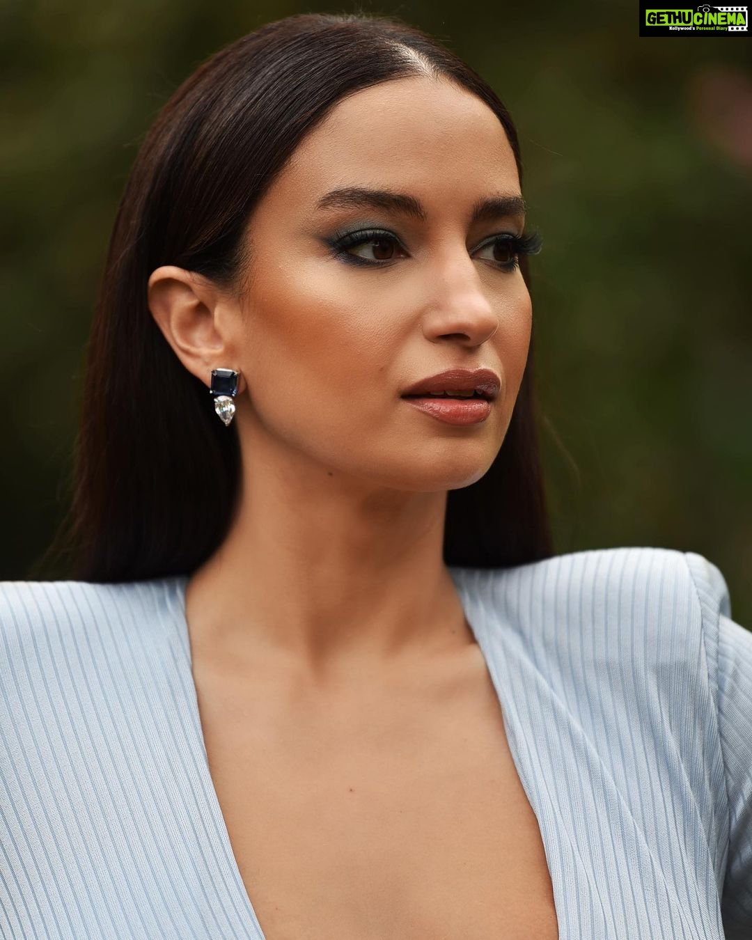 Elena Roxana Maria Fernandes Instagram - You caught me staring but I caught you staring back! Behind the scenes from the Worldwide Red Carpet premiere of the #SecretsofDumbledore @fantasticbeastsmovie! . . @warnerbrosuk @mediahouseldn Photographer: @davidnyanzi Makeup: @fatinhasadomua Dress: @alexandrevauthier @frontrowlondon Earrings: @umeshjivnani Beauty and hair details from the premiere: Hair: @hairbyelsa_ @dysonhair @dyson @lorealparis @lorealpro #lorealserum #lorealhairspray Brows: @anastasiabeverlyhills Foundation: @makeupforever HD Contour: @bennyemakeup Under Eye Highlighter: @tarteshapetape Lashes: @tatti_lashes Mascara: @armanibeauty Lipliner: @charlottetilbury in iconic nude Lipstick: @danessa_myricks lip palette . #outfit #stare #beauty #hair #glow #love #premiere #redcarpet #bts #behindthescenes #secretsofdumbledore #film #movie #beauty #glam #walk #shoot #excited #thrilled #like #shootdiaries #worldwideredcarpet
