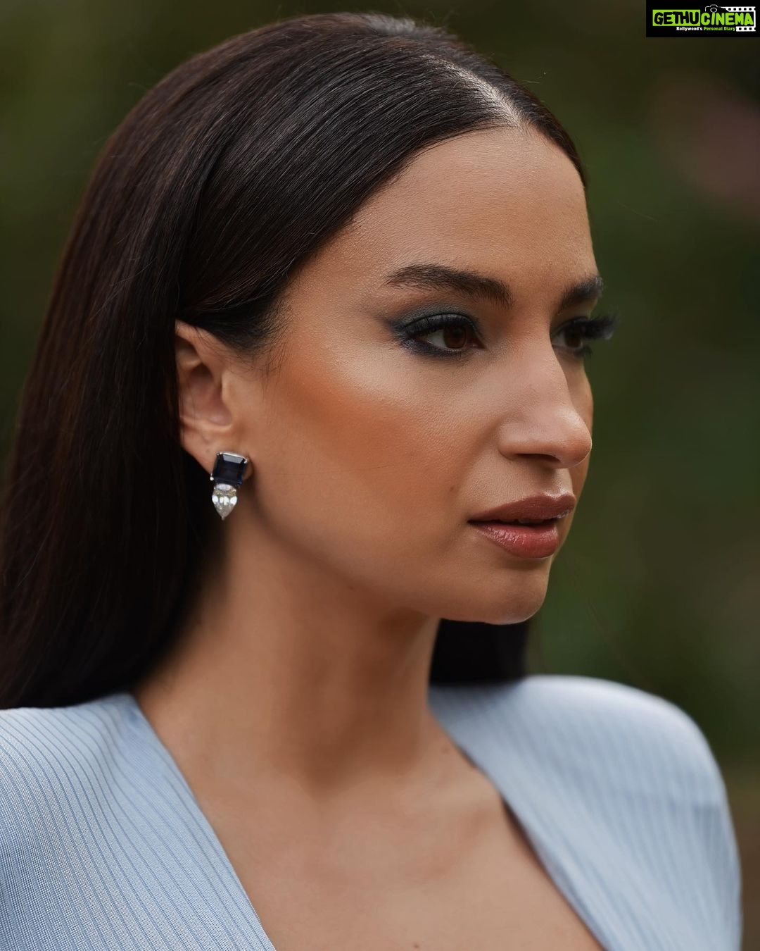 Elena Roxana Maria Fernandes Instagram - You caught me staring but I caught you staring back! Behind the scenes from the Worldwide Red Carpet premiere of the #SecretsofDumbledore @fantasticbeastsmovie! . . @warnerbrosuk @mediahouseldn Photographer: @davidnyanzi Makeup: @fatinhasadomua Dress: @alexandrevauthier @frontrowlondon Earrings: @umeshjivnani Beauty and hair details from the premiere: Hair: @hairbyelsa_ @dysonhair @dyson @lorealparis @lorealpro #lorealserum #lorealhairspray Brows: @anastasiabeverlyhills Foundation: @makeupforever HD Contour: @bennyemakeup Under Eye Highlighter: @tarteshapetape Lashes: @tatti_lashes Mascara: @armanibeauty Lipliner: @charlottetilbury in iconic nude Lipstick: @danessa_myricks lip palette . #outfit #stare #beauty #hair #glow #love #premiere #redcarpet #bts #behindthescenes #secretsofdumbledore #film #movie #beauty #glam #walk #shoot #excited #thrilled #like #shootdiaries #worldwideredcarpet