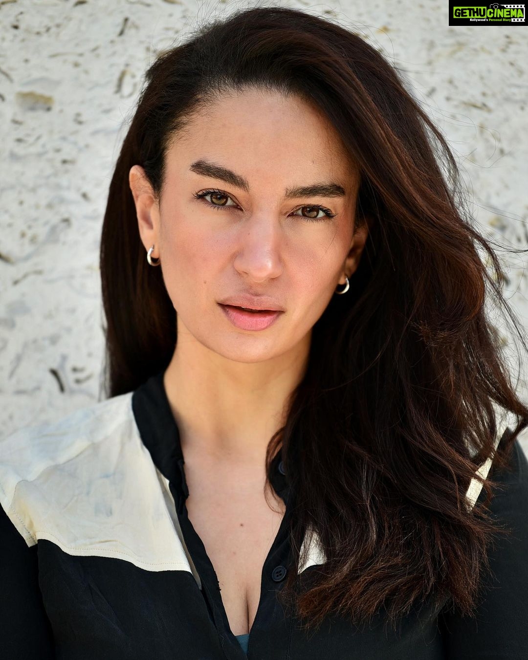 Actress Elena Roxana Maria Fernandes HD Instagram Photos and Wallpapers ...