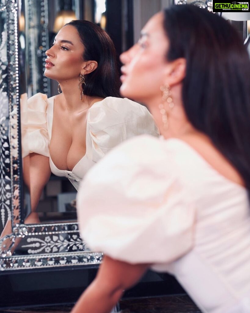 Elena Roxana Maria Fernandes Instagram - Life is only a reflection of what we allow ourselves to see! . . . Photographer: @amynhoodaphotography MUA: @beautynwhimzz . . #life #reflection #see #mirror #beautiful #love #face #pose #shoot #shootdiaries #shine #beauty #beautiful #pretty #hair #glam #glow #body #bodypositivity #looks #hotbod #travel #traveldiaries #outfit #ootd