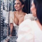 Elena Roxana Maria Fernandes Instagram - Nothing shakes the smiling heart. . . . . . Photographer: @amynhoodaphotography MUA: @beautynwhimzz . . #smiling #heart #shake #smile #beautiful #love #face #pose #shoot #shootdiaries #shine #beauty #beautiful #pretty #hair #glam #glow #body #bodypositivity #looks #hotbod #travel #traveldiaries #outfit #ootd
