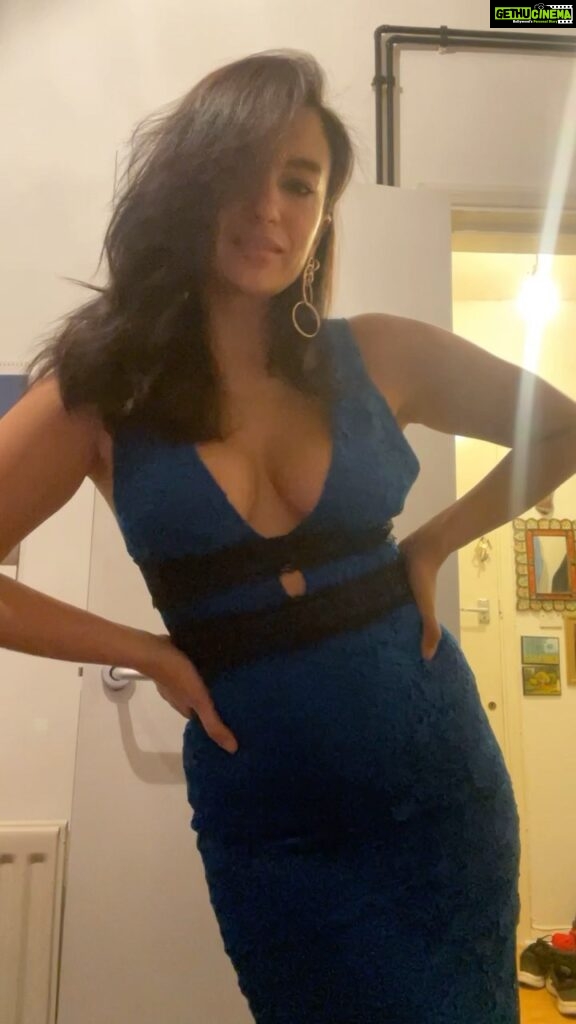 Elena Roxana Maria Fernandes Instagram - I scrub up well 😂 #reels #reelitfeelit #reelkarofeelkaro #transformation #transition #curves #blue #dress #natural #beauty